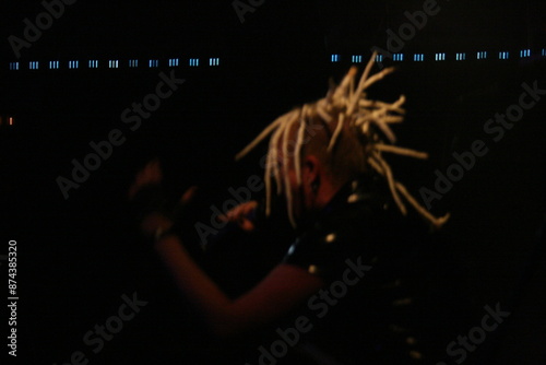Cantante con rastas rubia punk