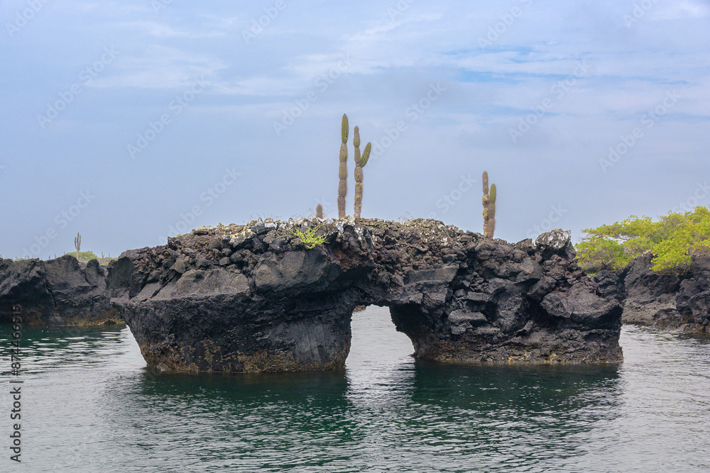 Paisaje marino de lava - Túneles - Isla Isabela - Islas Galápagos - Ecuador Paisaje marino de lava - Túneles - Isla Isabela - Islas Galápagos - Ecuador