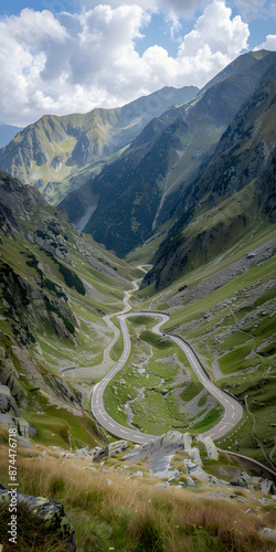 Paisagem com estrada sinuosa indo em direção às montanhas photo