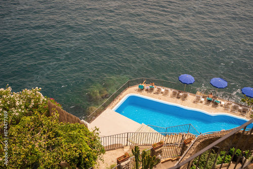 Obraz na płótnie cliffside pool by the ocean in the town of Amalfi in southern italy w salonie