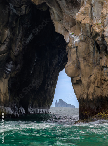 Roca enmarcada en túnel de otra roca en el mar - Kiccker rock (león dormido) enmarcado en túnel de cerro brujo - Isla San Cristóbal - Islas Galápagos - Ecuador
