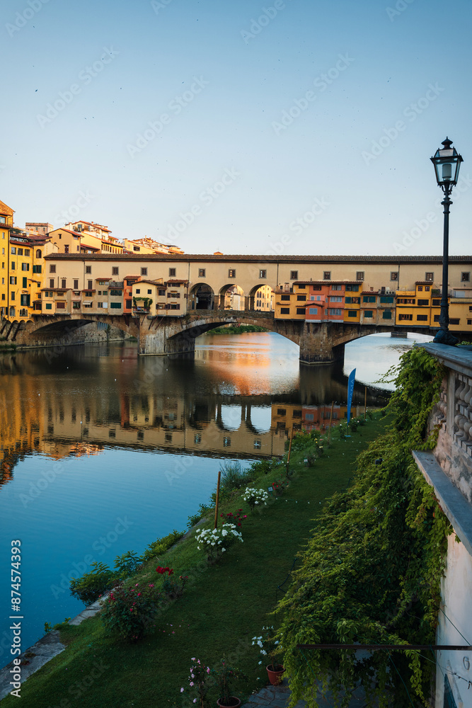Obraz premium Dawn in the center of the renaissance capital - Florence. The oldest Ponto Vecchio bridge.