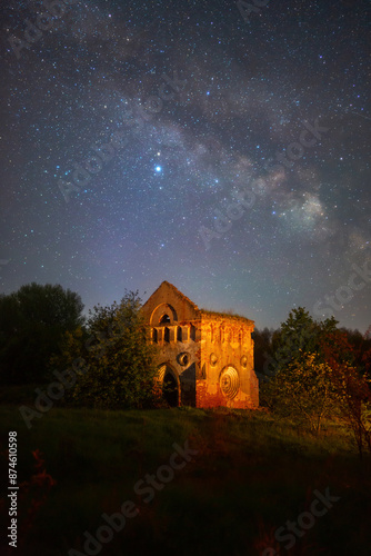 Tapety artystyczne Old building under starry sky