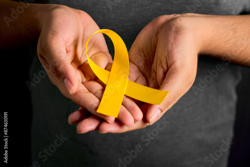 Cuadro en lienzo Female hands hold yellow suicide prevention day banner symbolizing hope