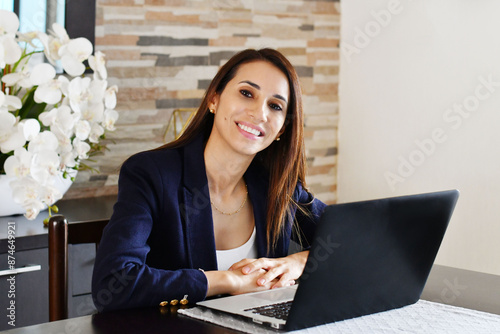 Ejecutiva de negocios trabajando en su computadora portátil en la oficina, toma horizontal.
