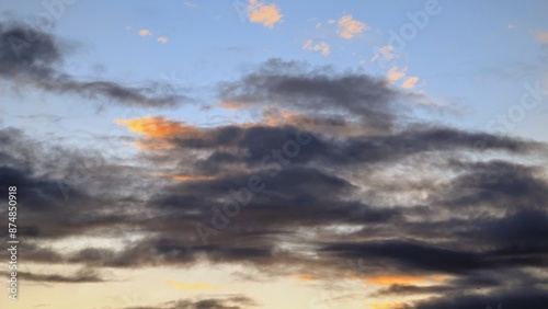 Obraz na płótnie Cloudy sunset dramatic skies background, evening colourful sky template, painted clouds wallpaper w salonie