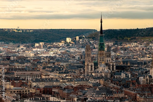 Vue panoramique sur la ville avec cathédrale et collines environnantes