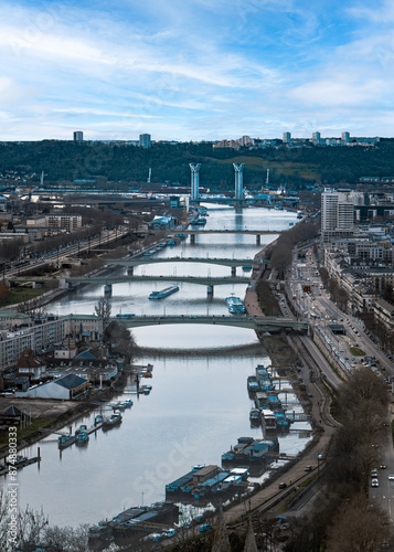 Vue aérienne d'une rivière avec ponts et bateaux entourés de paysages urbains