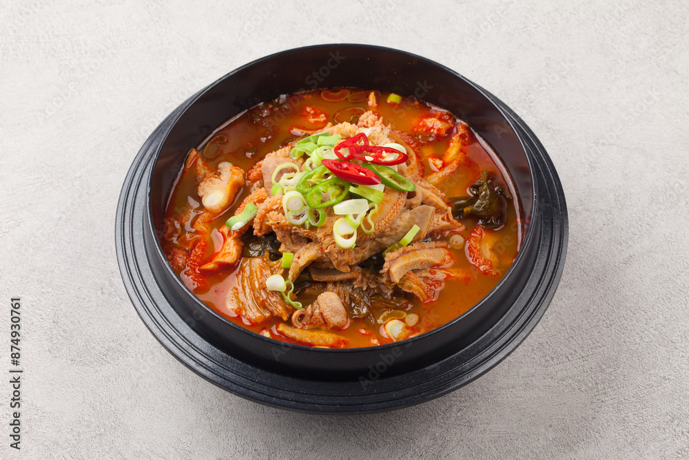 A soup made by boiling cleanly cleaned intestines of beef, chicken, fish, etc. with seasonings such as red pepper paste, soy sauce, garlic, and ginger. A soup made by boiling cleanly cleaned intestines of beef, chicken, fish, etc. with seasonings such as red pepper paste, soy sauce, garlic, and ginger.