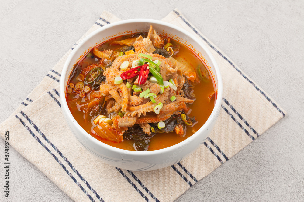 A soup made by boiling cleanly cleaned intestines of beef, chicken, fish, etc. with seasonings such as red pepper paste, soy sauce, garlic, and ginger. A soup made by boiling cleanly cleaned intestines of beef, chicken, fish, etc. with seasonings such as red pepper paste, soy sauce, garlic, and ginger.