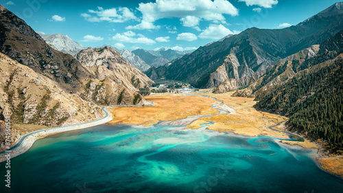 Foto Aerial view of the mountains, plain and lake of Kuche Dalongchi in Xinjiang, Chi