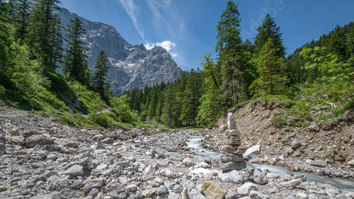 Steinmänchen an einem Bach photo