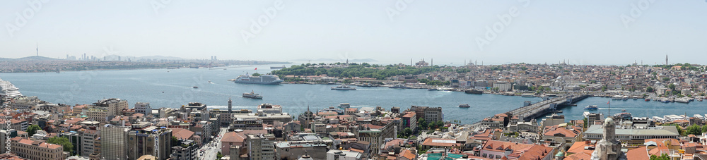 Obraz premium Looking down on Istanbul city center from the observation deck during the day