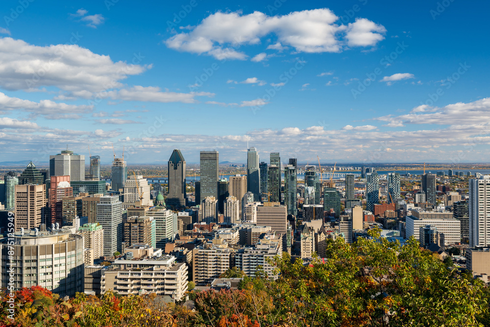 Obraz premium Downtown Montreal city skyline in autumn. Montreal, Quebec, Canada. View from the Kondiaronk lookout, Mount Royal.