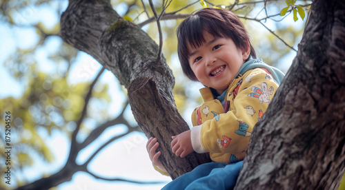 木登りをする子供 photo