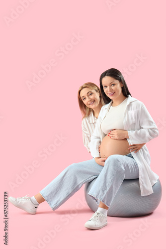 Mature doula and pregnant w...