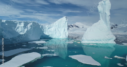 Schilderij op canvas Climate change in Antarctica, melting icebergs drift crystal polar ocean under bright sun