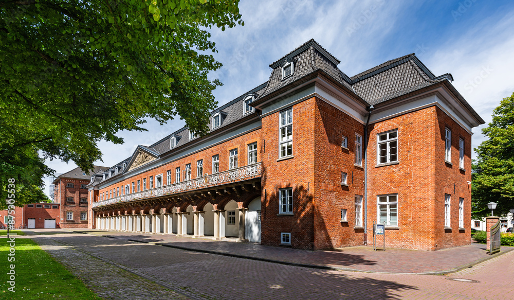 Der Marstall (Marstallgebäude) auf dem Schlossplatz in Aurich; Ostfriesland Der Marstall (Marstallgebäude) auf dem Schlossplatz in Aurich; Ostfriesland