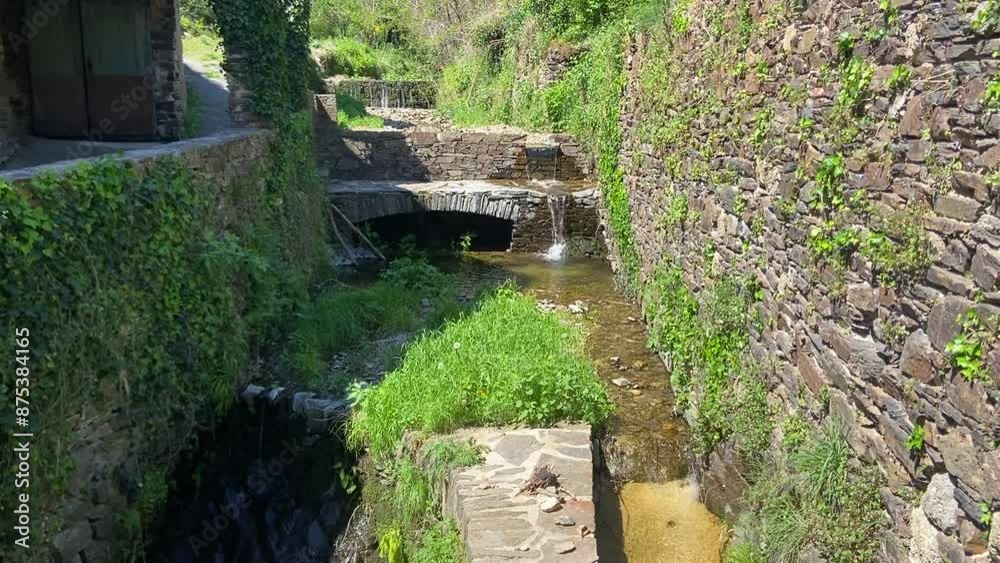 Rivière d'un village dans les Cévennes
