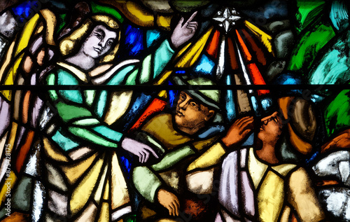 Star of Bethlehem or Christmas star guiding the Magi to the nativity scene. L'étoile de Bethléem ou étoile de Noël guidant  les mages vers lacrèche. photo