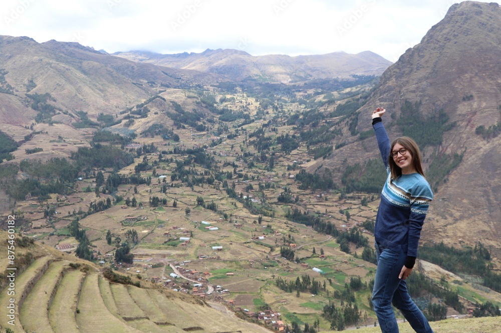 Naklejka premium Jeune femme devant la vallée sacrée - Pérou