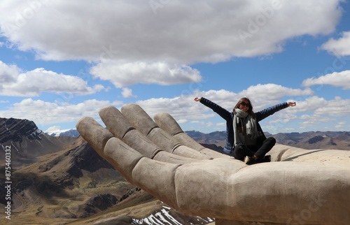 Touriste dans la main de Pachamama - Montagne arc-en-ciel au Pérou 