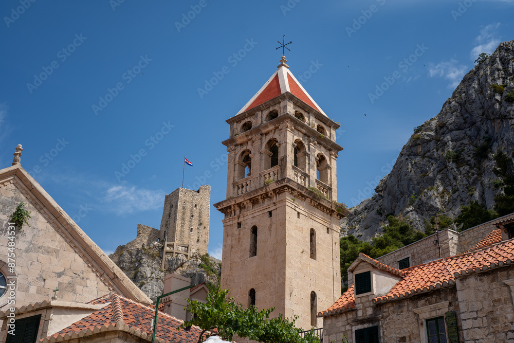 Fototapeta premium Blick auf das Mirabela Fortress (Peovica) in der Altstadt von Omiš mit Kirchturm in Kroatien