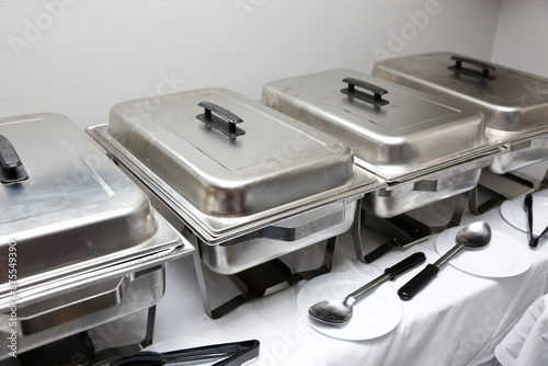 Foto A view of a set of chafer dishes, seen at a local party.