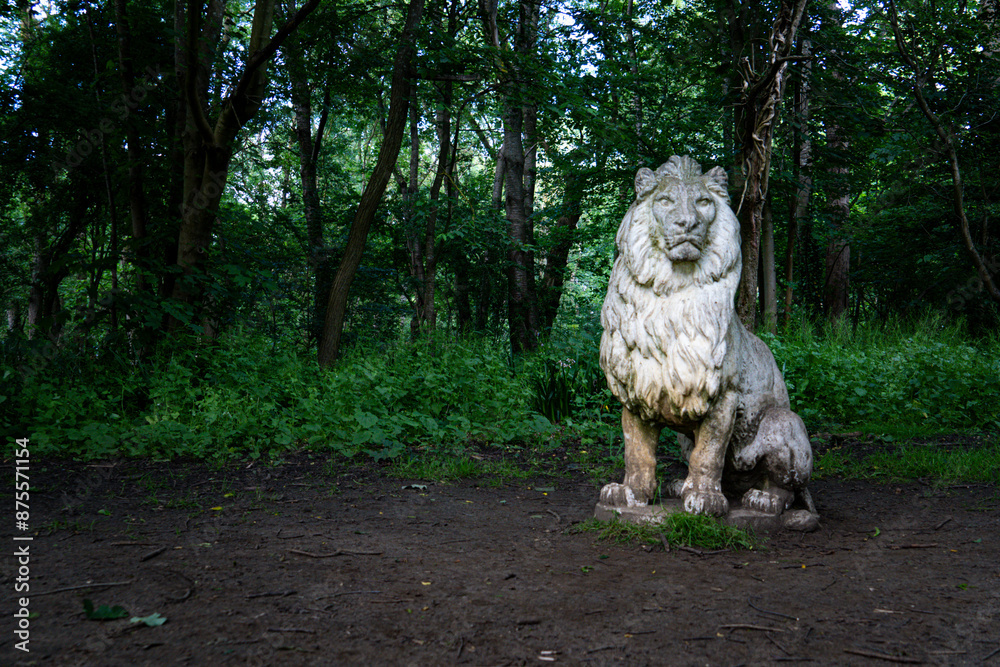 Obraz premium Ancient Statues and Historic Landmarks