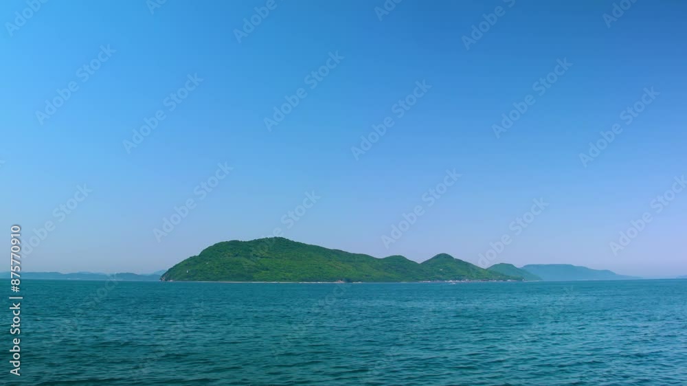 小島が浮かぶ快晴の海原と穏やかな波 小島が浮かぶ快晴の海原と穏やかな波