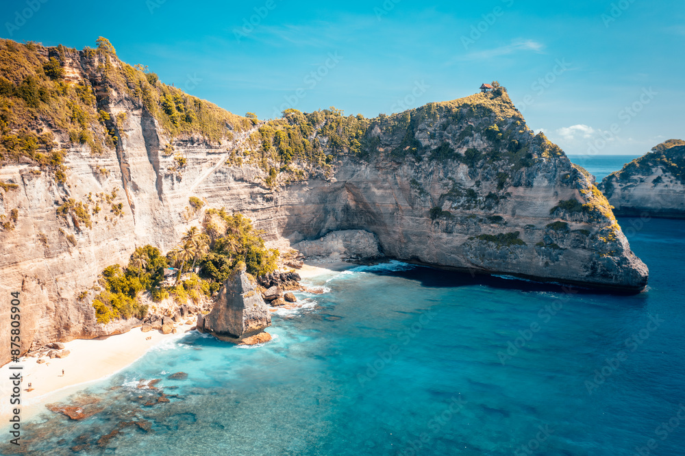Obraz premium Diamond Beach Bali, one of the most beautiful travel destination Bali with amazing crystal clear ocean water and scenery mountain rocks on nature background Bali, Indonesia 4K Aerial view