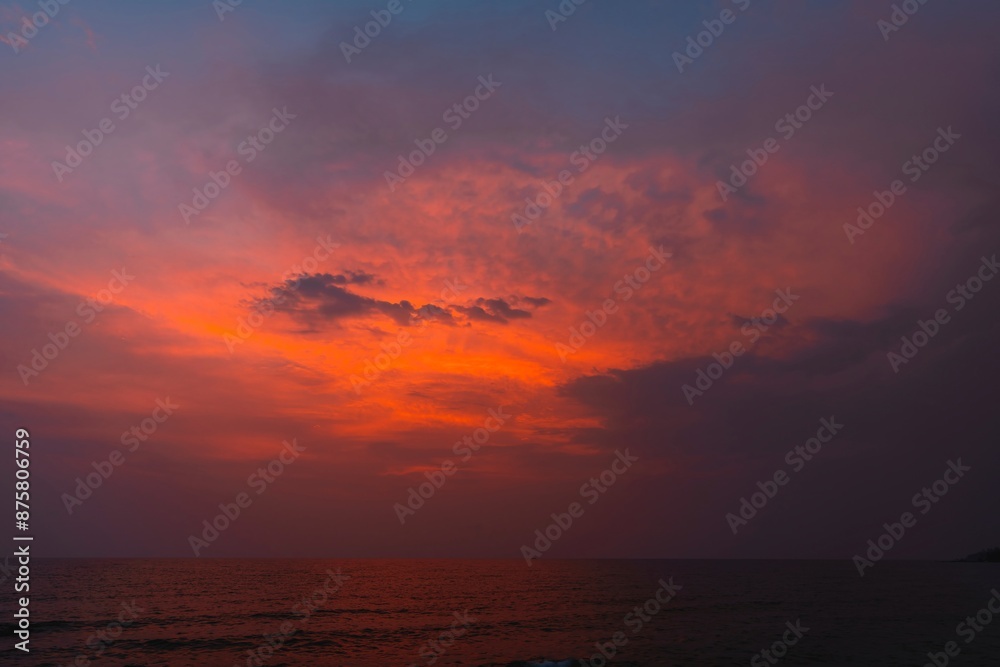 Fototapeta premium Beautiful sky with clouds above the ocean on nature background