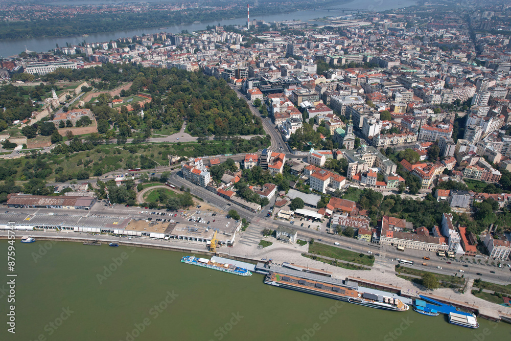 Obraz premium Aerial view of Belgrade, Sava embenkment and Kelemegdan Park on sunny day. Serbia.