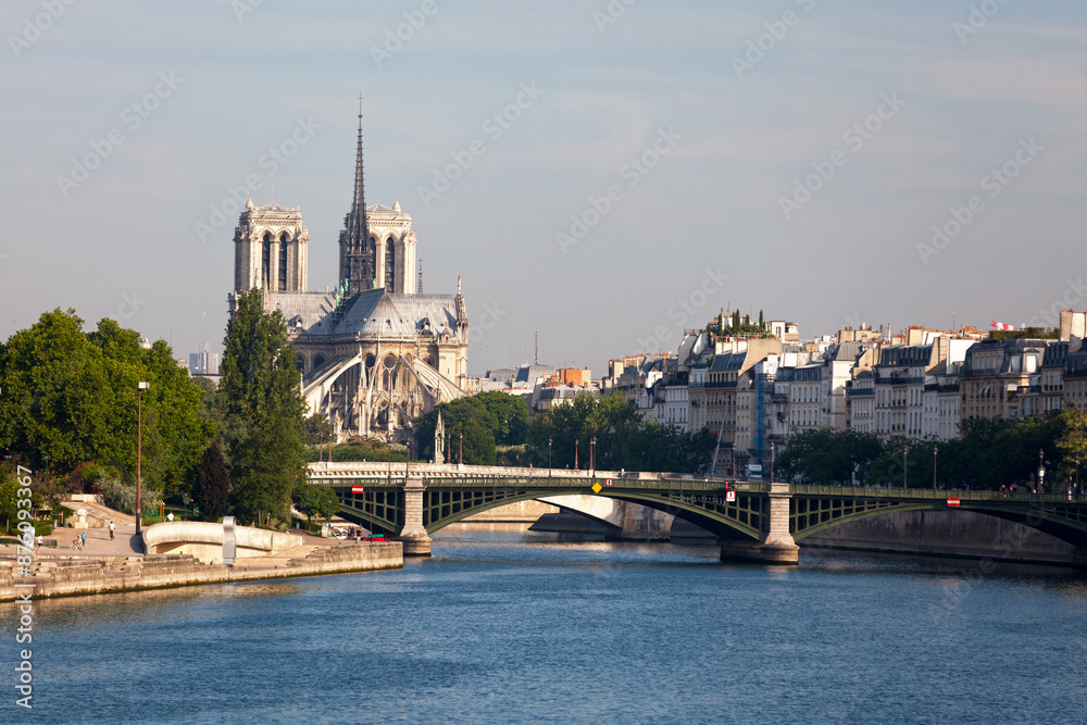 Fototapeta premium Notre Dame de Paris by the Seine River