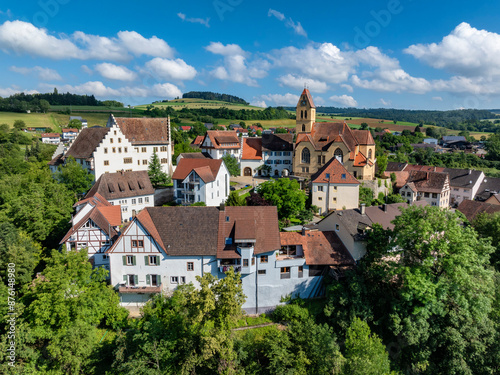 Luftbild, Ortsansicht von Blumenfeld, Ortsteil der südbadischen Stadt Tengen mit dem Schloss Blumenfeld und der Pfarrkirche St. Michael