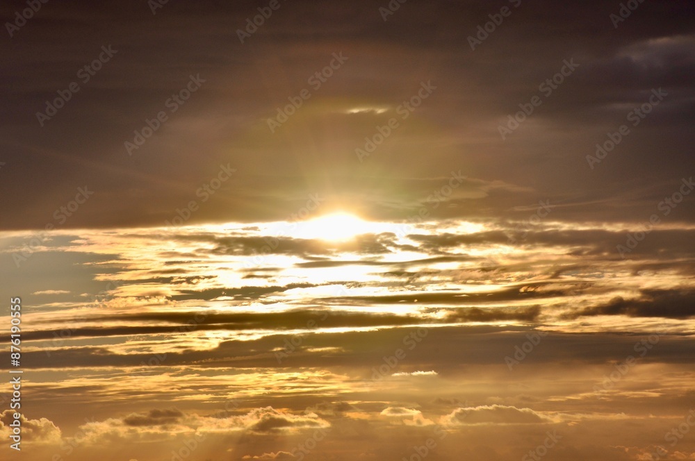 Fototapeta premium Sonnenuntergang am Strand von Utersum auf der Insel Föhr im Wattenmeer der Nordsee mit Blick zu den Leuchturm der Insel Amrum und Wiek