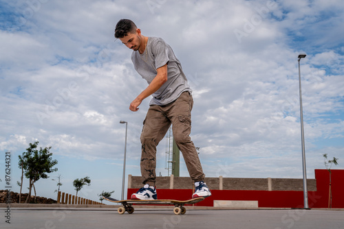 Quadro em tela young man skating in a skate park