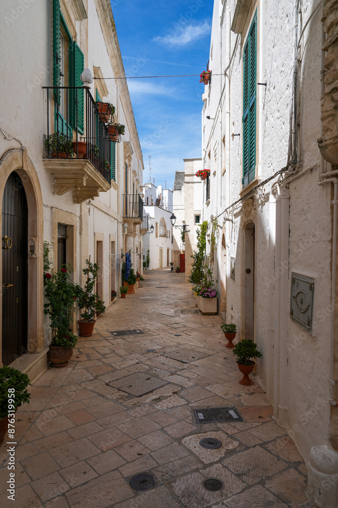 Obraz premium Quiet alley in the historic center of Locorotondo Italy