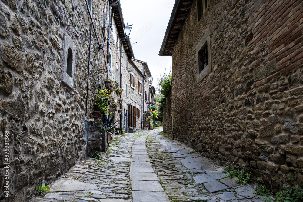 Naklejka premium Klimatyczna uliczka w miasteczku w Toskani