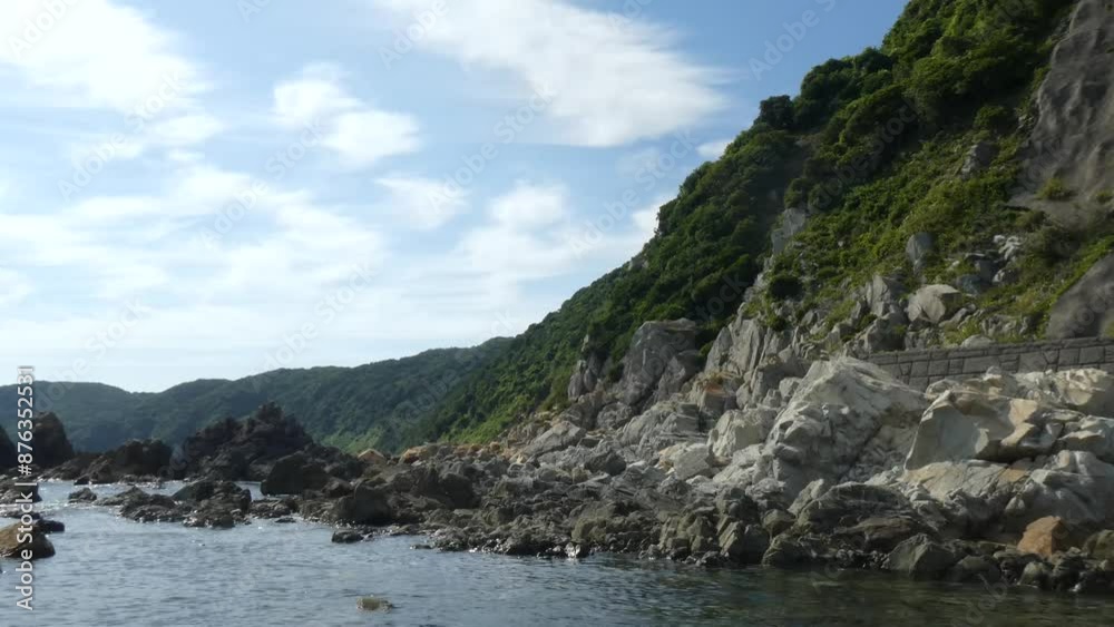 波が押し寄せる岩場
波が押し寄せる岩場