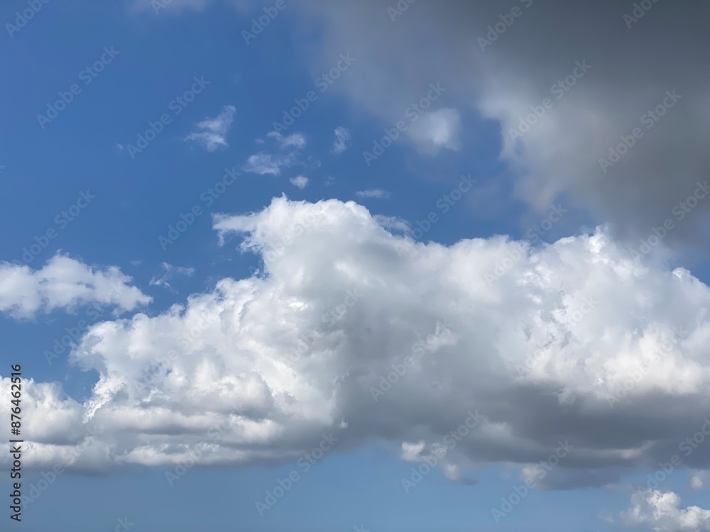 Obraz premium White clouds on the bright blue clean sky