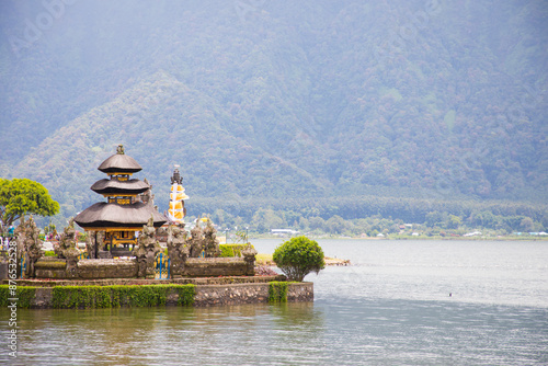 Obraz na płótnie Beautiful view of Ulun Danu Beratan Temple in Bali Island in Bali Island, Indonesia
w salonie