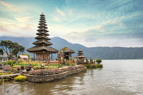 Obraz na płótnie Beautiful view of Ulun Danu Beratan Temple in Bali Island in Bali Island, Indonesia
w salonie