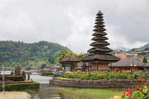 Obraz na płótnie Beautiful view of Ulun Danu Beratan Temple in Bali Island in Bali Island, Indonesia
w salonie
