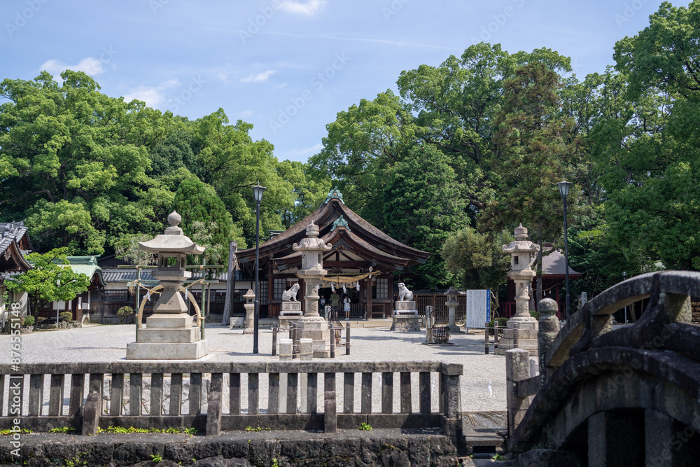 A scene of people visiting and praying at Chiryu Shrine in Nishimachi, Chiryu City, Aichi Prefecture on a hot summer day. 愛知県知立市西町の知立神社で暑い夏の日に参拝する様子。 A scene of people visiting and praying at Chiryu Shrine in Nishimachi, Chiryu City, Aichi Prefecture on a hot summer day. 愛知県知立市西町の知立神社で暑い夏の日に参拝する様子。