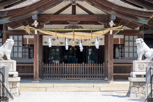 A scene of people visiting and praying at Chiryu Shrine in Nishimachi, Chiryu City, Aichi Prefecture on a hot summer day. 愛知県知立市西町の知立神社で暑い夏の日に参拝する様子。 photo