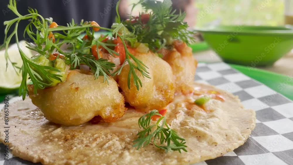 Taco gourmet de pescado empanizado con guarnición de cilantro