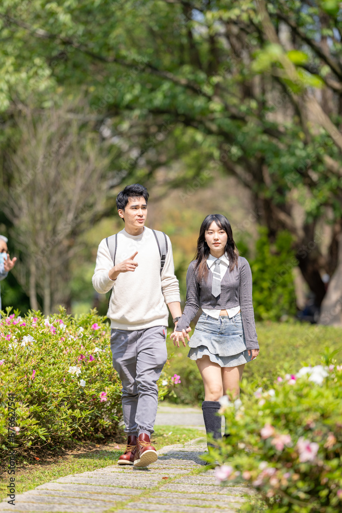 In March, with hydrangeas blooming, a Taiwanese woman in her twenties and a Hong Kong man are enjoying a walk together in a park in Zhongzheng District, Taipei City, Taiwan. In March, with hydrangeas blooming, a Taiwanese woman in her twenties and a Hong Kong man are enjoying a walk together in a park in Zhongzheng District, Taipei City, Taiwan.