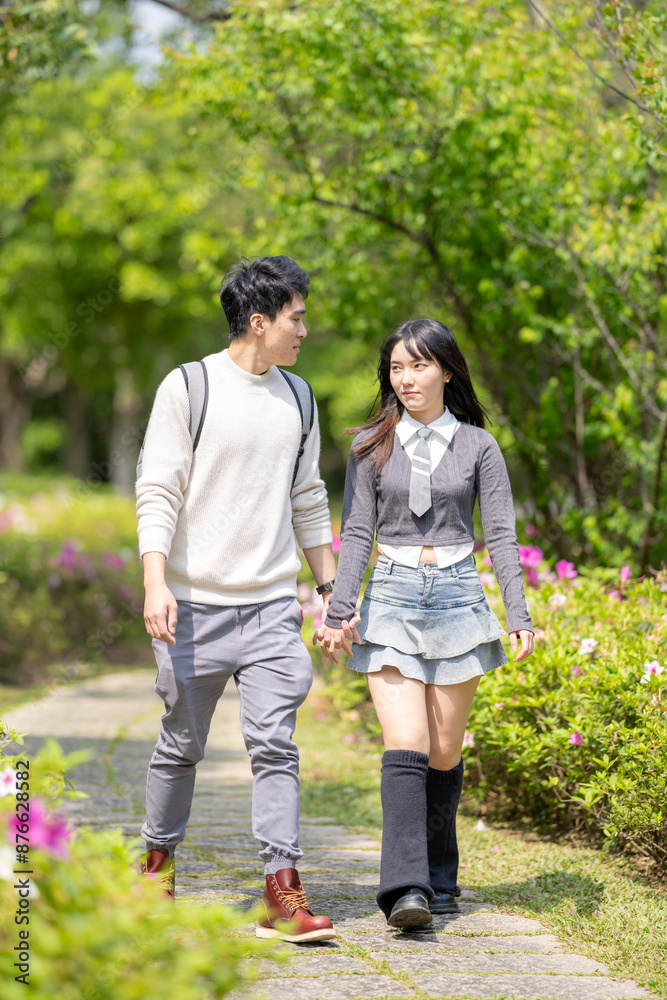 In March, with hydrangeas blooming, a Taiwanese woman in her twenties and a Hong Kong man are enjoying a walk together in a park in Zhongzheng District, Taipei City, Taiwan. In March, with hydrangeas blooming, a Taiwanese woman in her twenties and a Hong Kong man are enjoying a walk together in a park in Zhongzheng District, Taipei City, Taiwan.