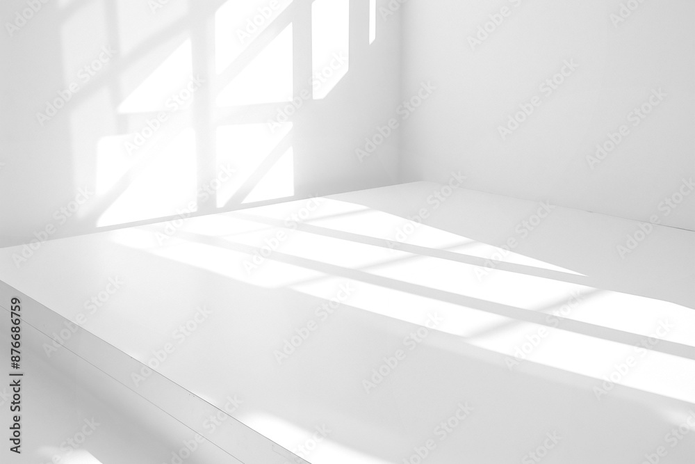 Obraz premium Empty white wall where sunlight shining through a window